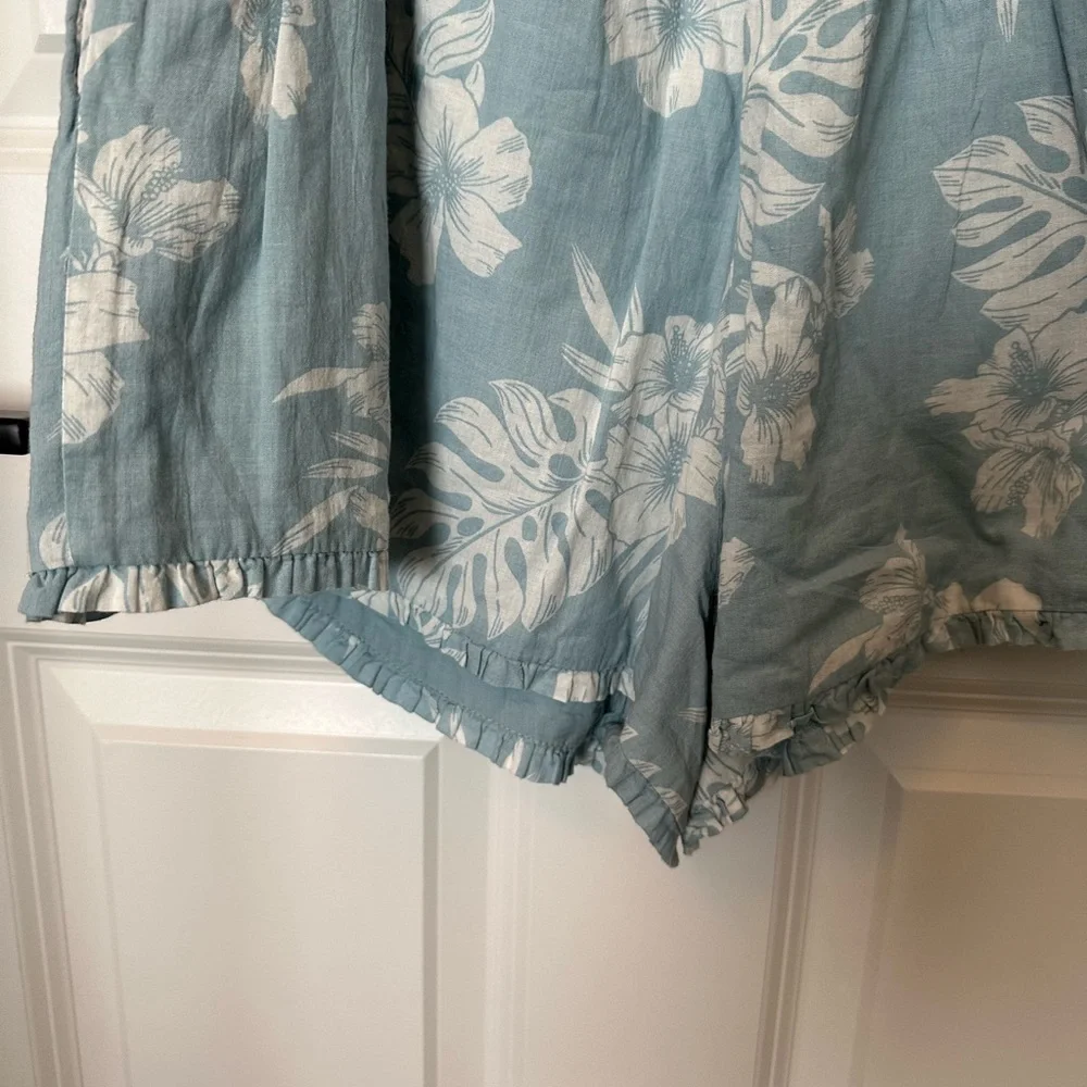AEO blue floral smocked romper. Size M. Excellent preworn condition. - Picture 4 of 9